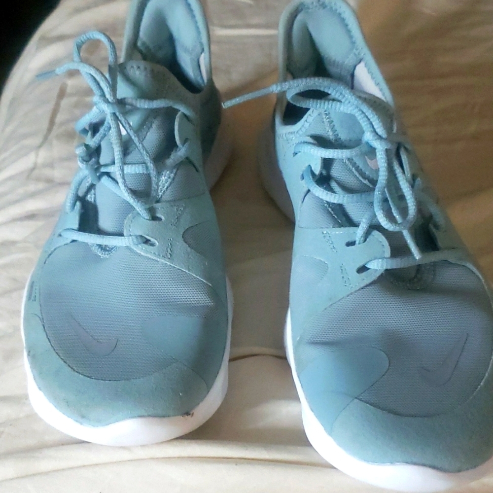 Nike sneakers teal size 8